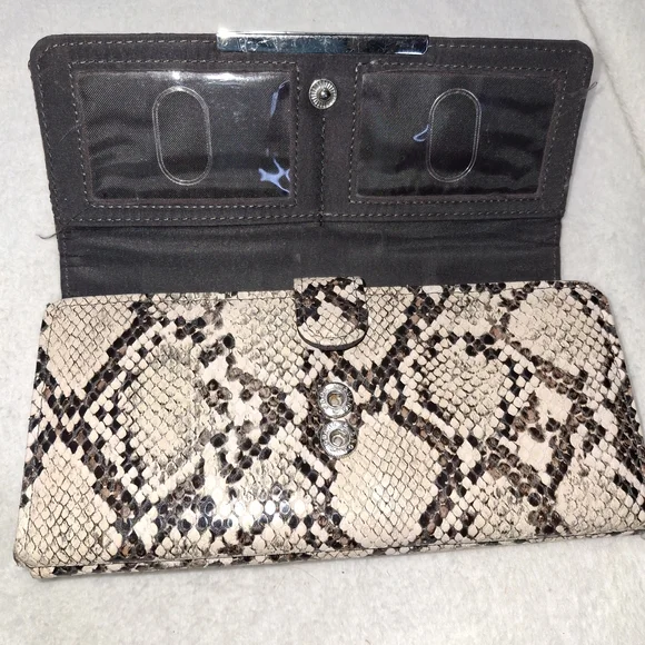 Elegant Snake Print Clutch - Picture 3 of 5